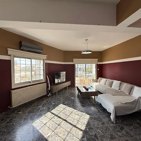 Apartament The Family House Larnaca