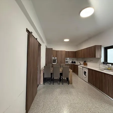 דירה The Family House